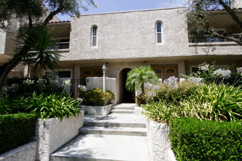 The plants that are surrounding the entrance into the Encino Plaza North building