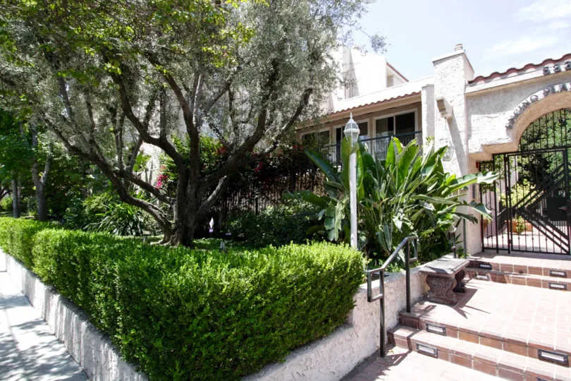 The well groomed landscaping of Encino Plaza North