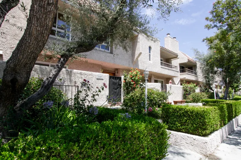 The private entrances for units within the Encino Plaza North