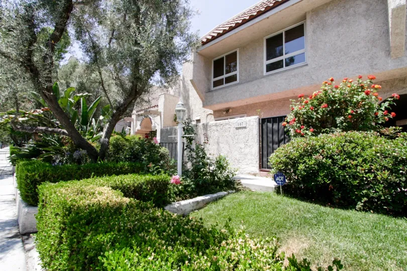 The grounds surrounding each unit in the Encino Plaza North