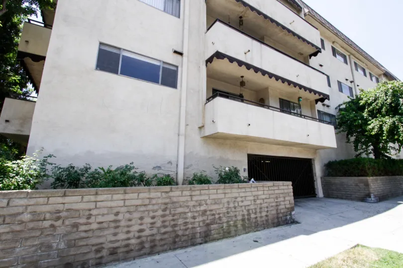 The view of the  Encino Regency building from the side