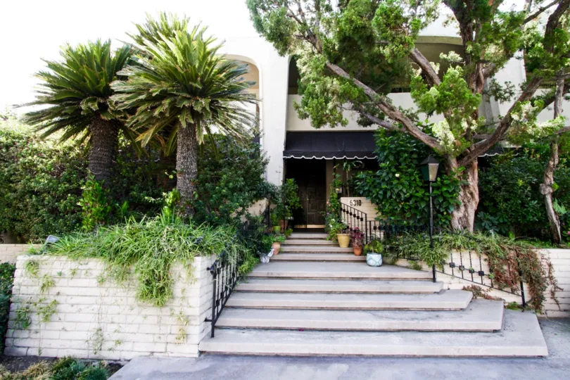 A covered entrance into the building at Echino Spa