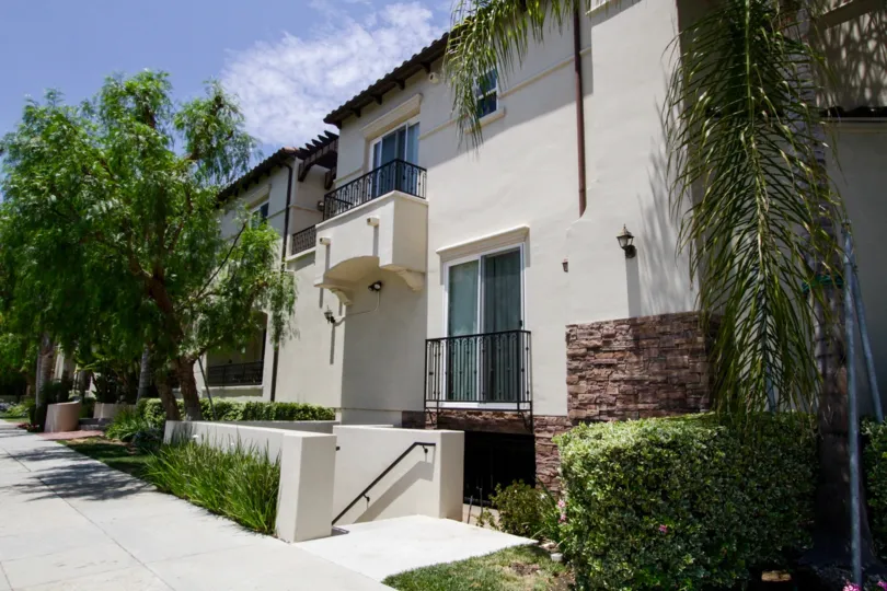 The side entrance to the Encino Vista building