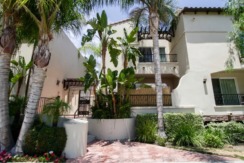 The courtyard of Encino Vista with landscaping