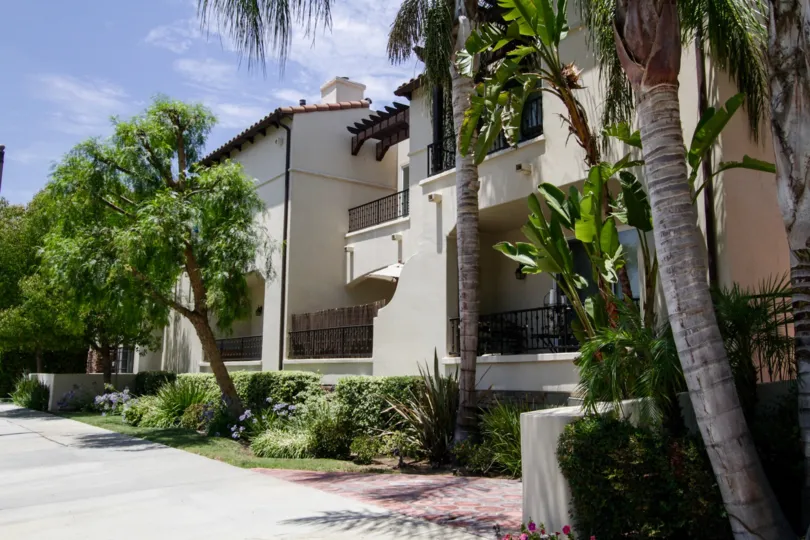 A view of the Encino Vista building from the street in Encino