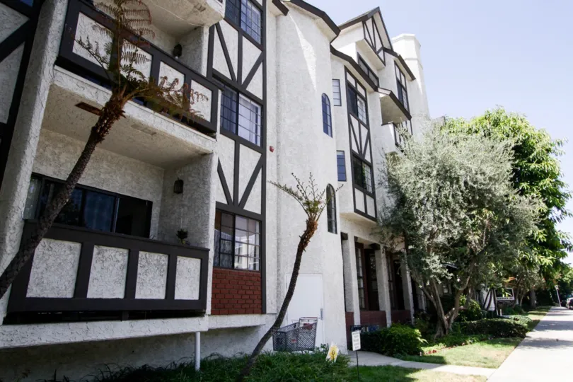A view of the landscpaing in Hampton Court in Encino