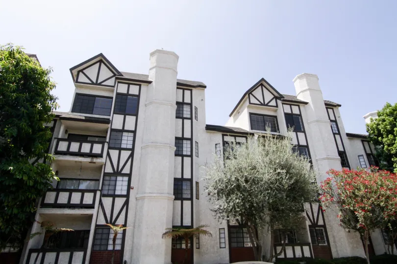 A total view of the building known as Hampton Court located in Encino