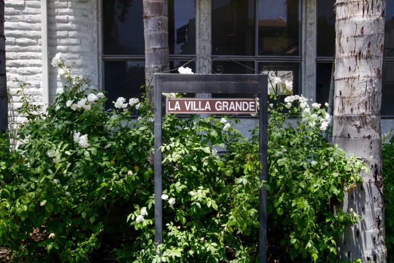 The sign annoucing La Villa Grande to those who pass by