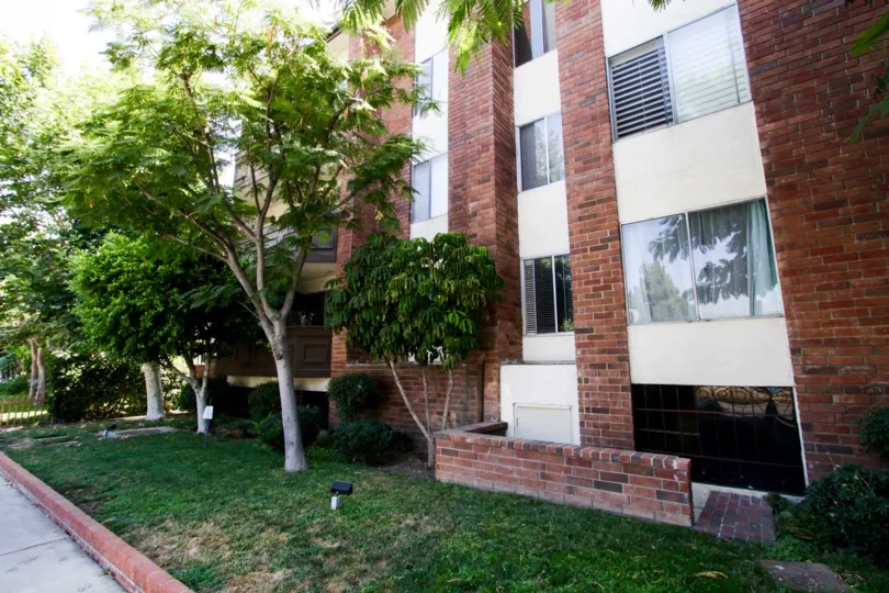 A view of the entire The Lindbrook building