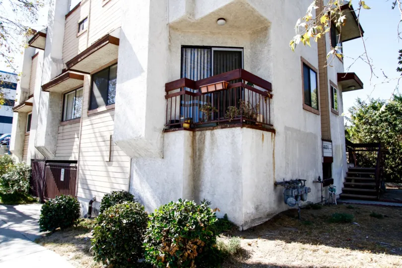 The landscaping seen around 1031 Mariposa St in Glendale California