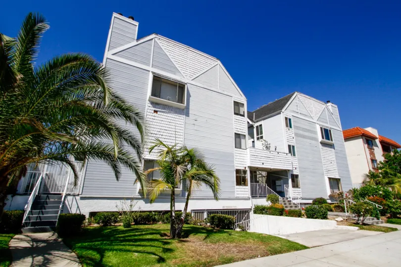 The building at 1121 E Wilson Ave in Glendale California