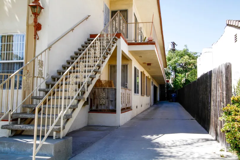 The entrance into 1135 E Wilson Ave