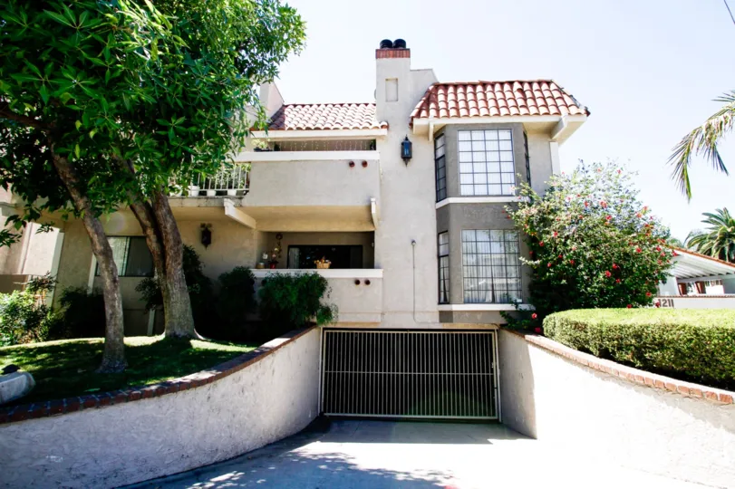 The building at 1211 Dorothy Dr in Glendale California