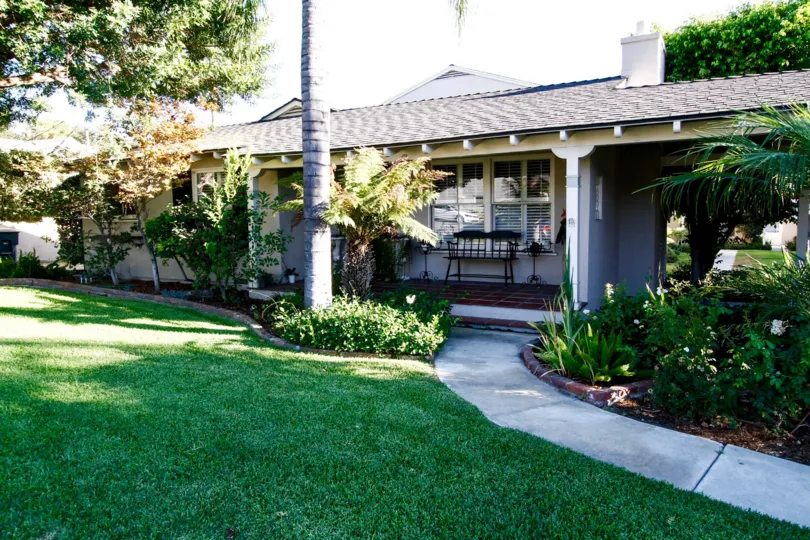 The sidewalk up to 1220 E Glenoaks Blvd in Glendale California