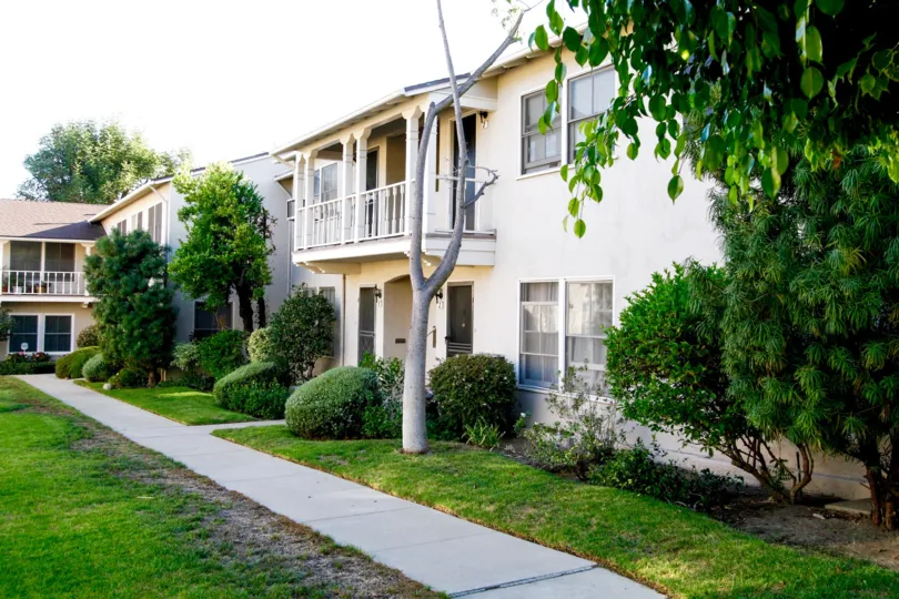The building at 1220 E Glenoaks Blvd in Glendale California