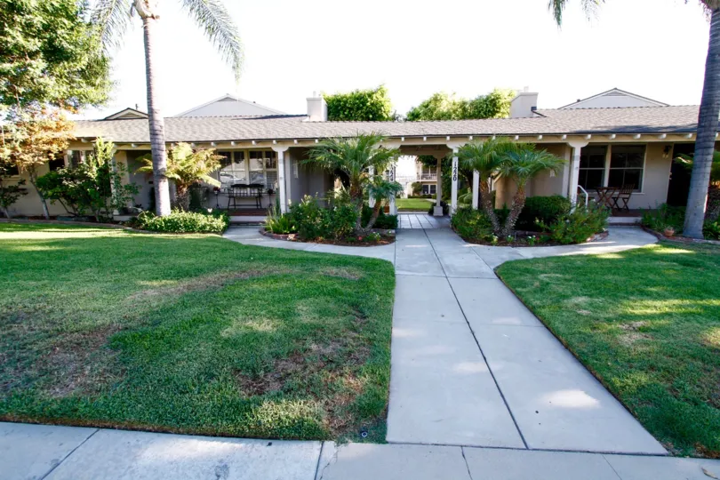 The grounds around 1220 E Glenoaks Blvd
