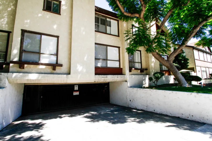 The parking for 1244 Valley View Rd in Glendale California