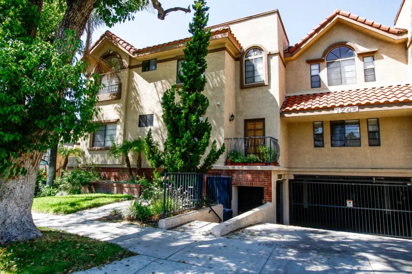 The building at 1245 Orange Grove Ave in Glendale California