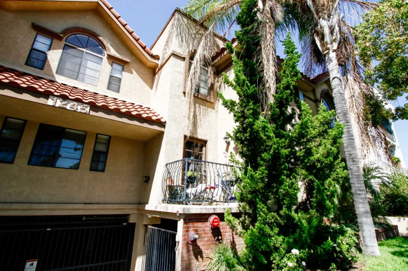 The landscaping at 1245 Orange Grove Ave in Glendale California