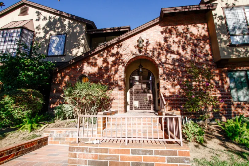 The entrance into 1422 N Central Ave in Glendale California