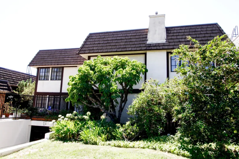 The building at 1429 Valley View Rd