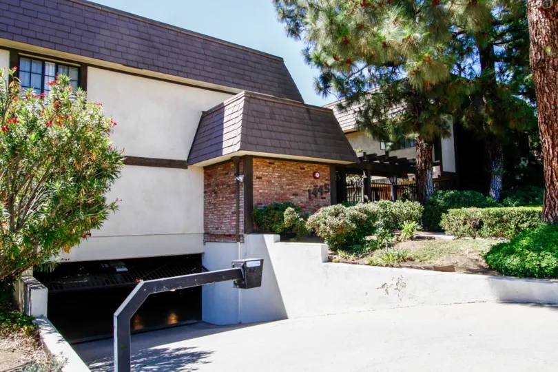 The landscaping around 1445 Valley Vew Rd in Glendale California