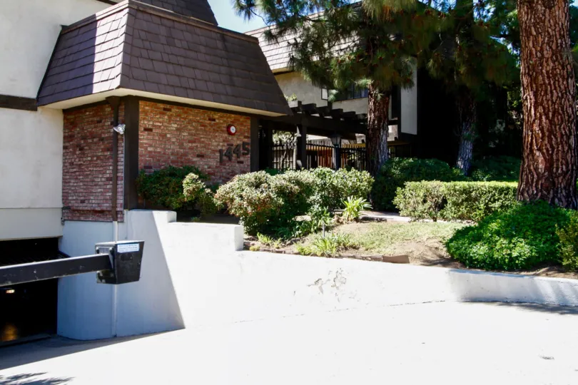The building at 1445 Valley View Rd