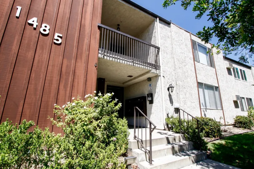 The entryway up to 1485 E Wilson Ave in Glendale California