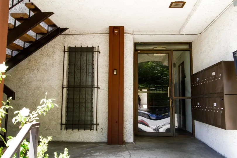 The entrance into 1485 E Wilson Ave