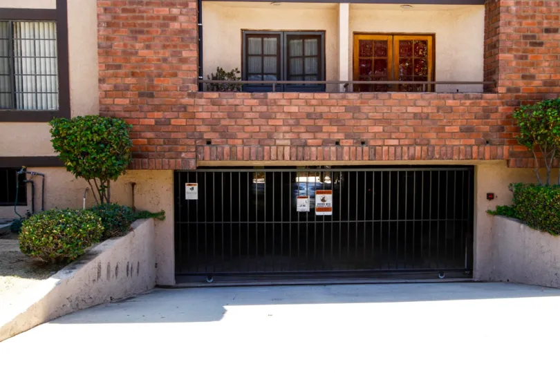 The parking for 1532 E Wilson Ave