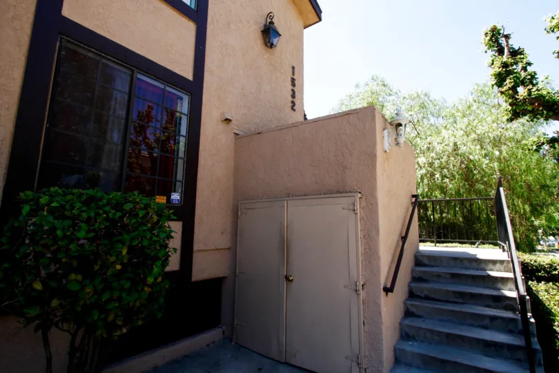 The entrance into 1532 E Wilson Ave