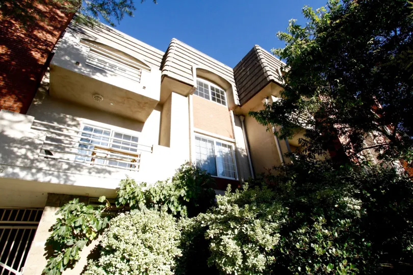 The building at 1616 N Verudgo Rd in Glendale California