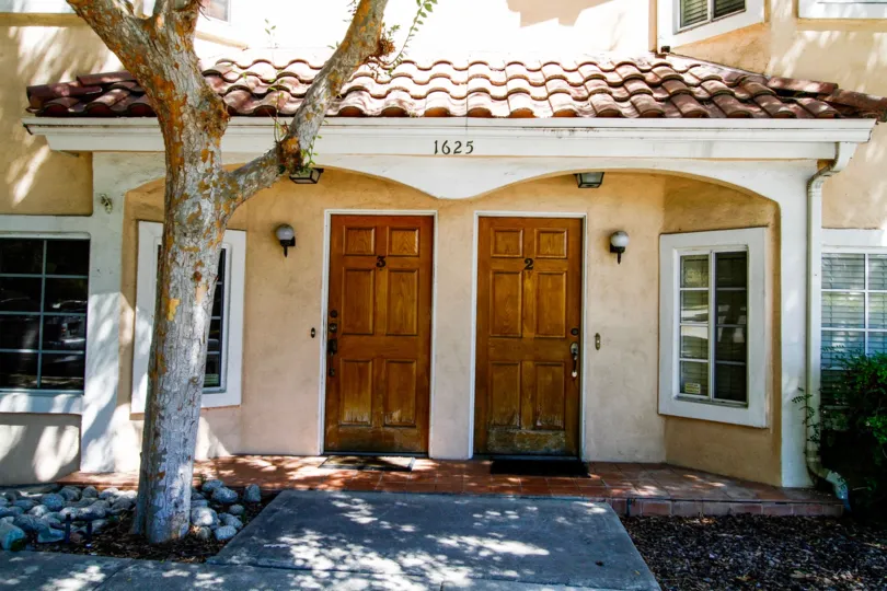 The entrance into 1625 Riverside Dr in Glendale California
