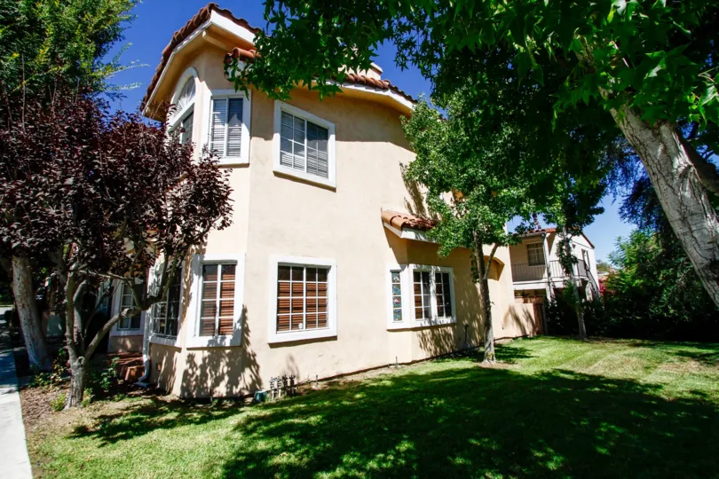 The building at 1625 Riverside Dr in Glendale California