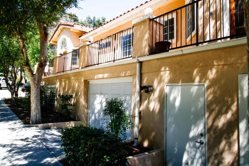 The parking for 1625 Riverside Dr in Glendale California