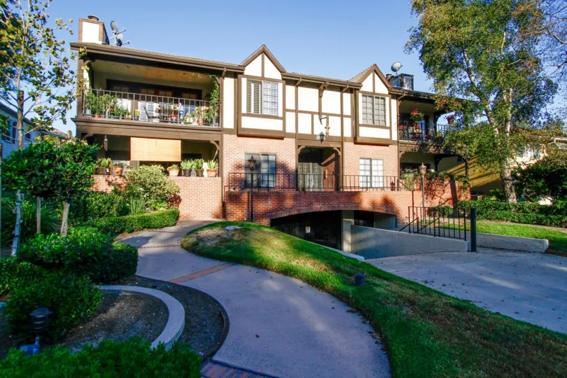 The building at 2606 Canada Blvd in Glendale California