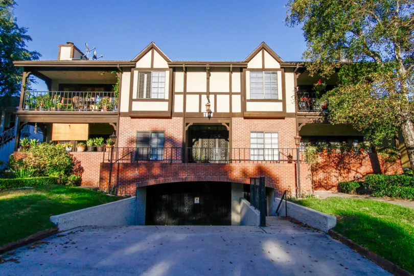 The drive into 2606 Canada Blvd in Glendale California