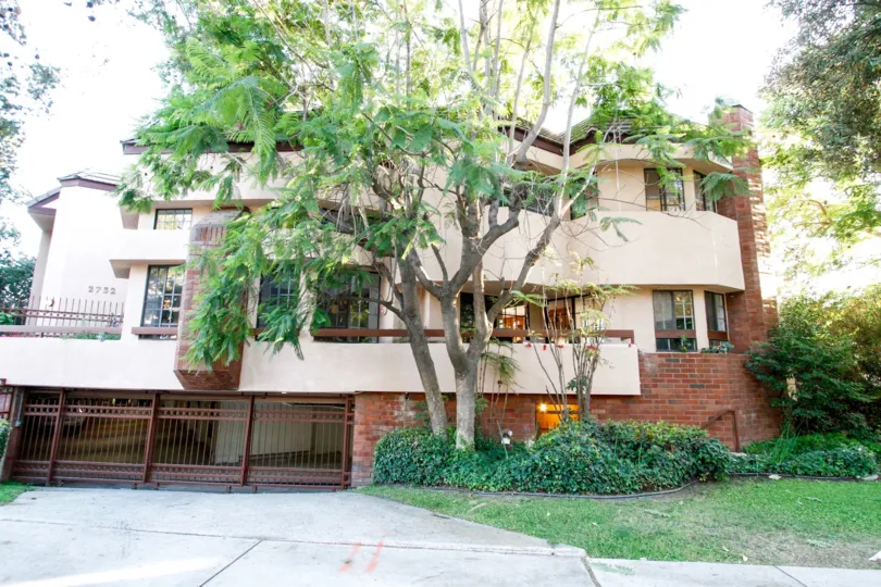 The building at 2732 Piedmont Ave in Glendale California