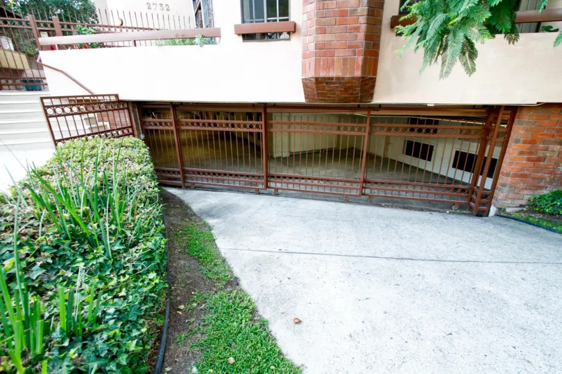 The drive into resident parking at 2732 Piedmont Ave