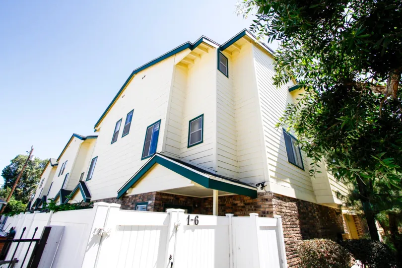 The building at 322 Raymond Ave in Glendale California