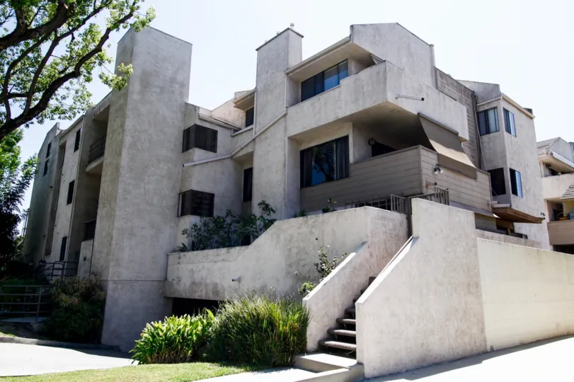 The building at 336 W California Ave in Glendale California