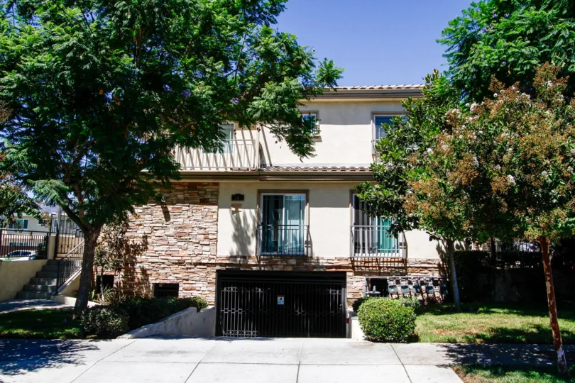 The building at 341 Glenoaks in Glendale California