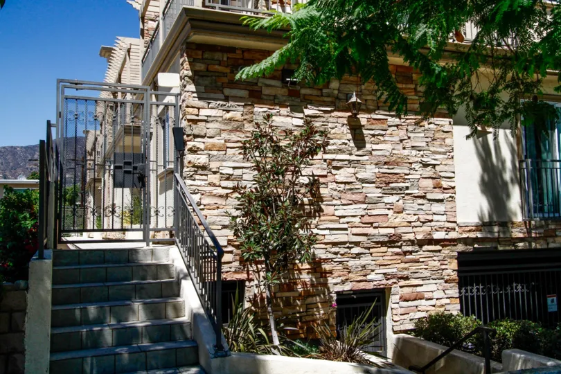 The entrance into 341 Glenoaks