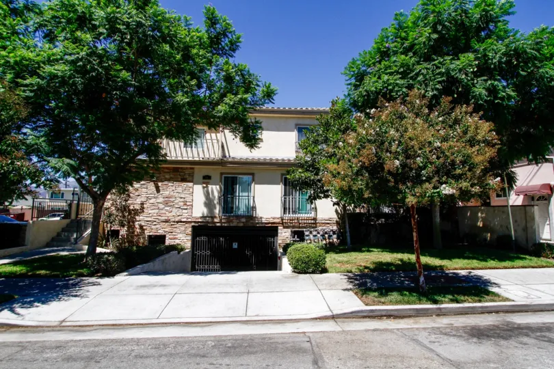 The view of 341 Glenoaks in Glendale California
