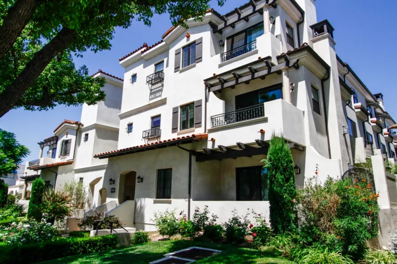 The building at 341 W California Ave in Glendale California