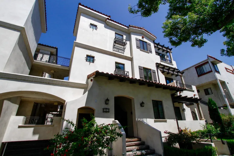 The entrance into 341 W California Ave