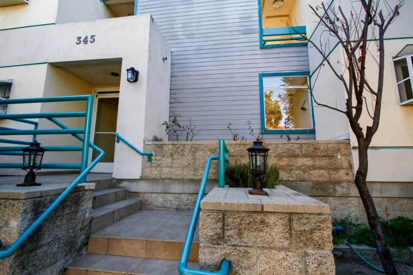 The entrance into 345 N Kenwood St