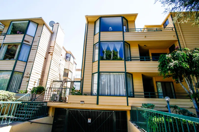 The building at 350 W Loriane St in Glendale California