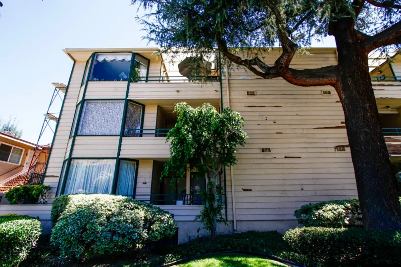 The windows seen in the building at 350 W Loraine St in Glendale California