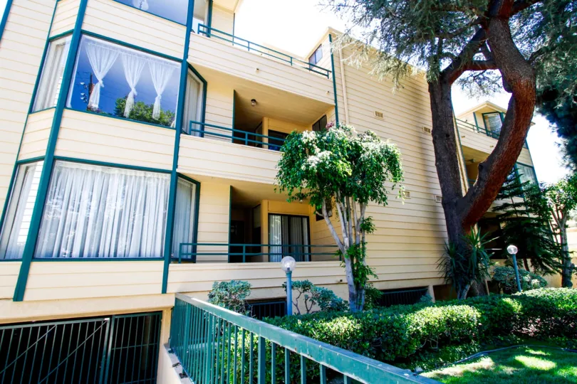 The balconies at 350 W Loraine St